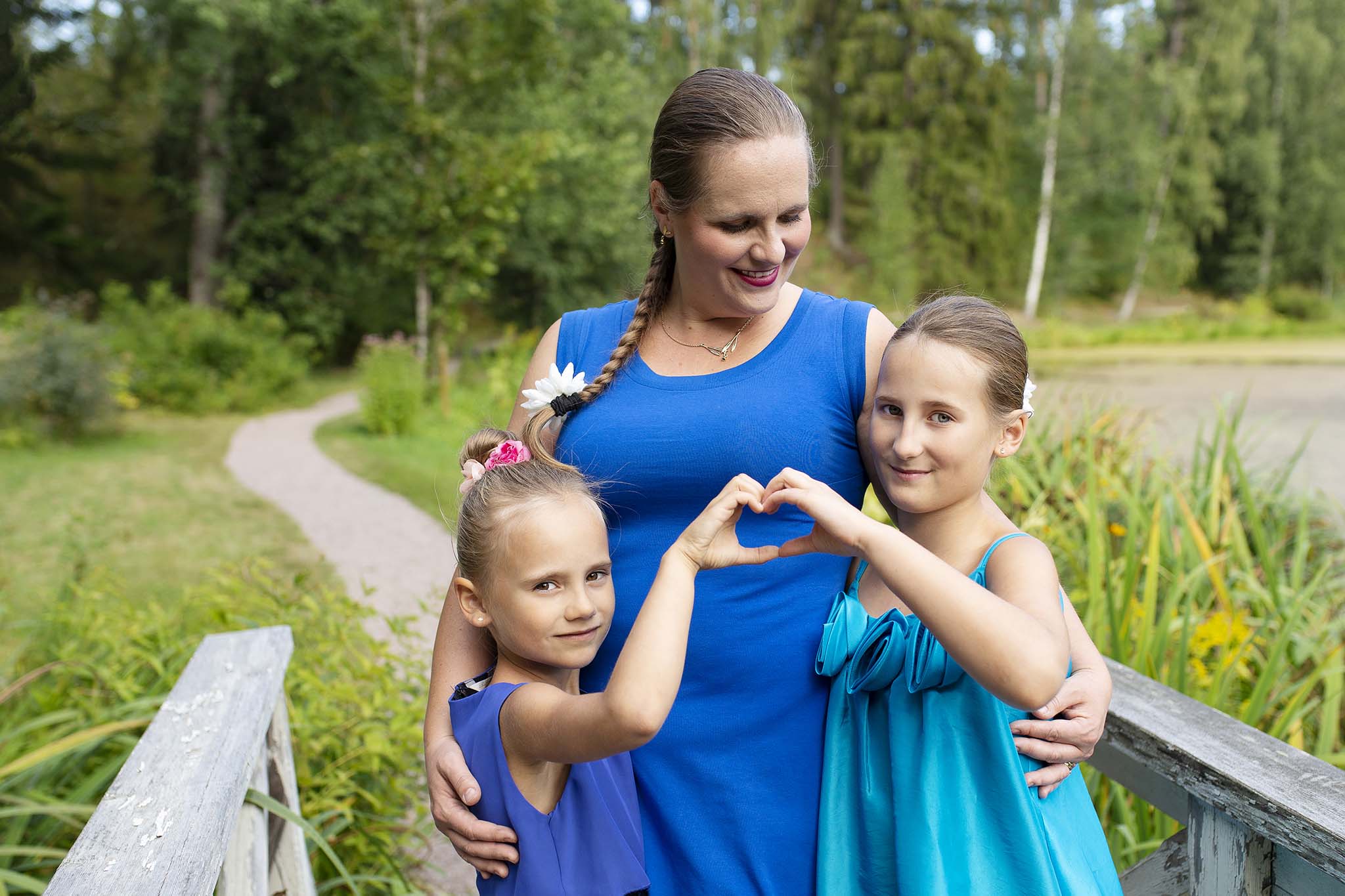 Perhekuvaus miljöössä kesällä Huovilan puistossa Kärkölässä