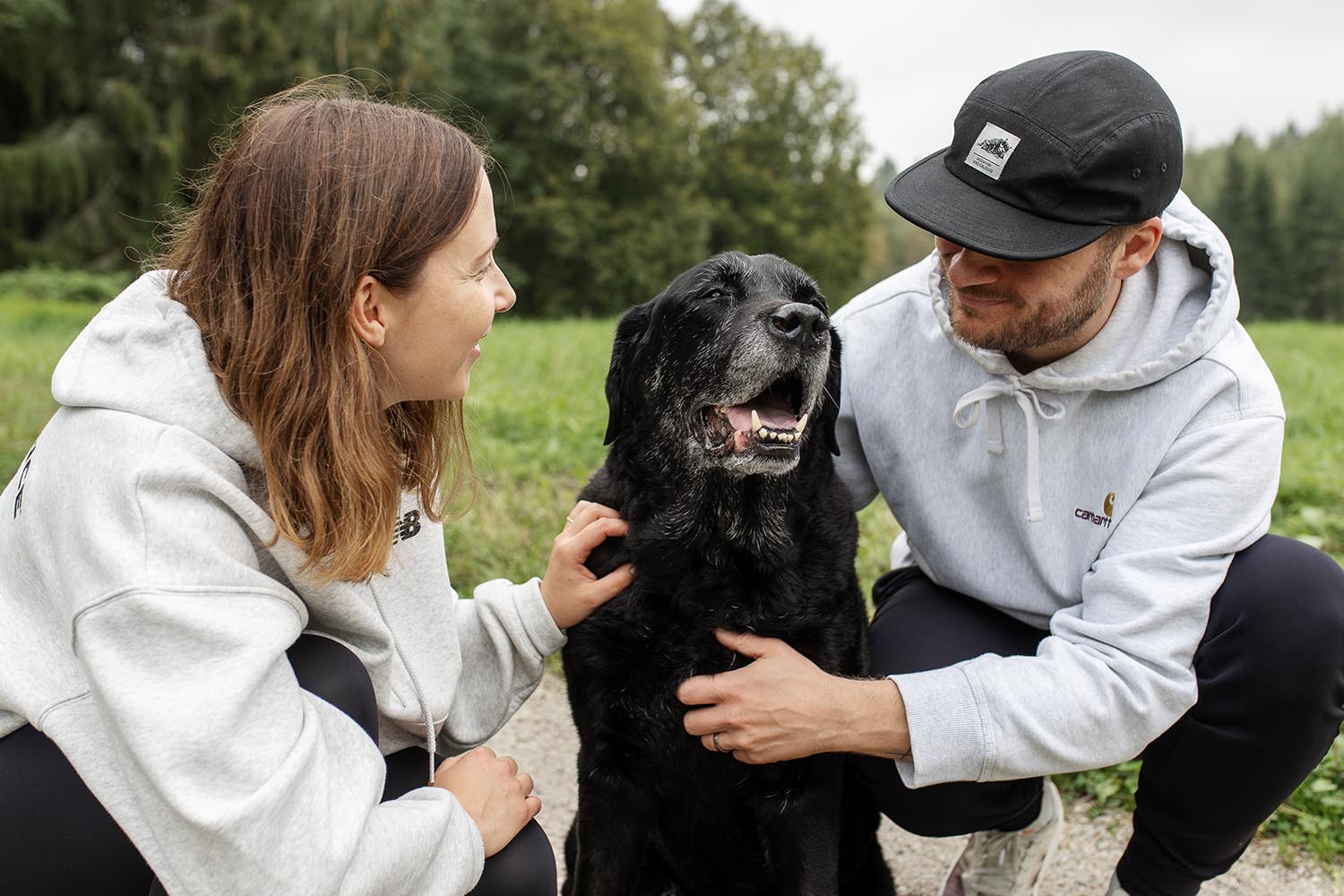 Perhekuvaus vanhan koiran kanssa