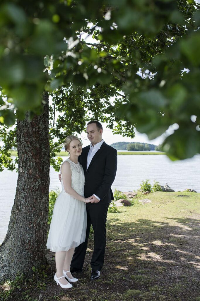 Hääpotretit rannalla Lahdessa